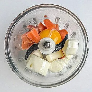 Kukus ubi putih hingga empuk, lalu masukkan salmon, ubi putih, dan telur ke dalam blender, haluskan hingga lembut.