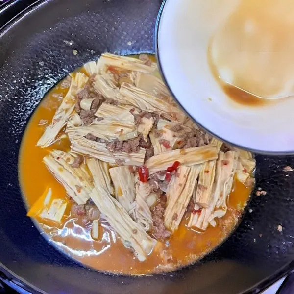 Campurkan kecap asin, saus tiram, kecap manis, tepung maizena, dan air dalam mangkuk. Aduk rata. Tuangkan campuran saus dan aduk sampai rata.