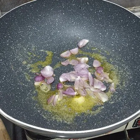 Panaskan wajan, lelehkan margarin, dan masukkan irisan halus bawang merah. Masak hingga transparan.