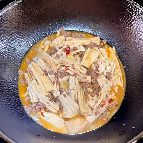 Masak dengan api sedang kecil hingga tahu kering empuk.