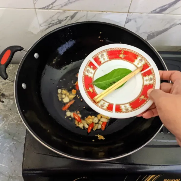 Tambahkan serai dan daun salam, tumis sebentar hingga bumbu meresap.