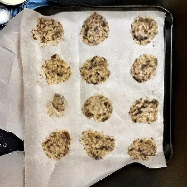 Pipihkan dengan tangan hingga tipis.