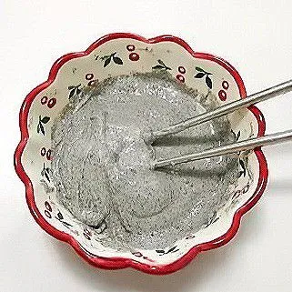 Tambahkan tepung terigu rendah protein dan bubuk wijen hitam. Aduk hingga menjadi adonan kental.