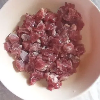 Cuci bersih, lalu potong daging sapi berbentuk dadu.