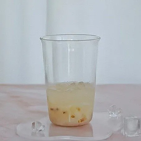 Masukkan hasil tumbukan leci ke dalam gelas, lalu tambahkan sirup leci.