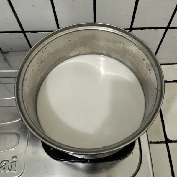 Masak santan, garam, dan vanili, lalu aduk sampai mendidih.