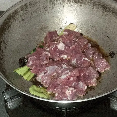 Masukkan potongan daging, lalu aduk merata dan masak hingga daging berubah warna.