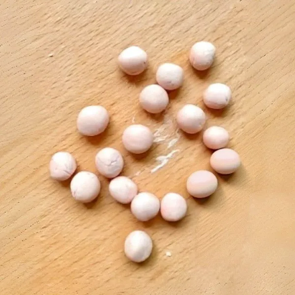 Bentuk adonan menjadi bola-bola kecil.