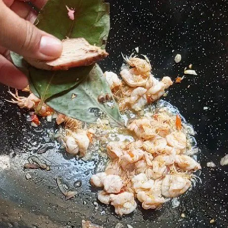 Masukkan 2 lembar daun salam dan lengkuas, tumis sebentar hingga aromatik sedikit layu.
