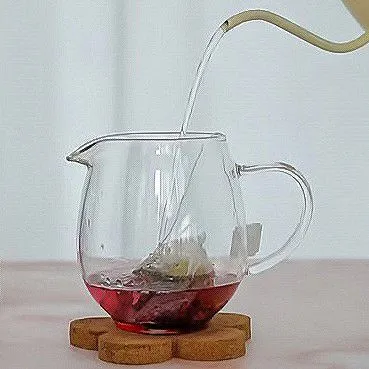 Seduh 1 kantong teh buah merah dengan air hingga berwarna merah tua. Sisihkan.