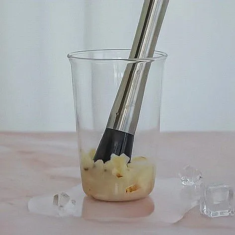 Haluskan daging buah leci dengan muddler hingga keluar sari buahnya.