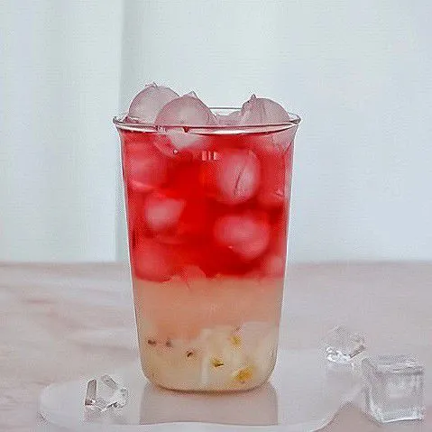 Tuangkan perlahan teh buah merah di atas es agar membentuk gradasi warna.