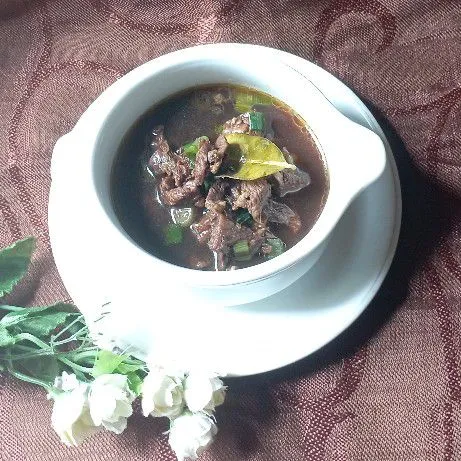 Taburkan bawang goreng diatasnya dan tambahkan pelengkap lainnya.