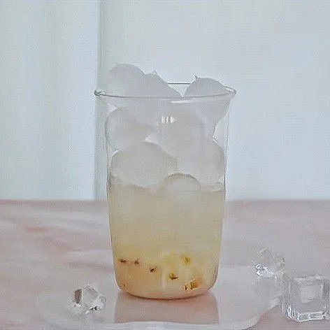 Tambahkan es batu ke dalam gelas, lalu tuangkan secara perlahan soda berkarbonasi tawar.