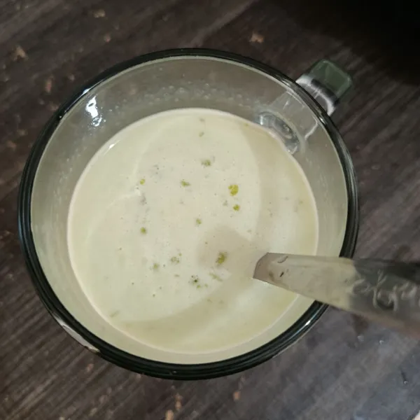 Lalu tambahkan air, aduk rata kembali.