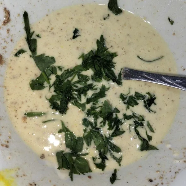 Campur semua bahan adonan tambahkan potongan seledri dan daun jeruk.