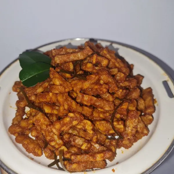 Tempe orek daun jeruk siap disajikan.