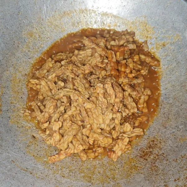 Kalau sudah tercium bau wangi, masukkan tempe yang sudah digoreng. Aduk merata.