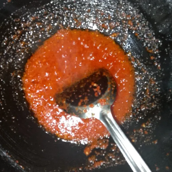 Tambahkan cabe halus, masak hingga merata dan wangi.