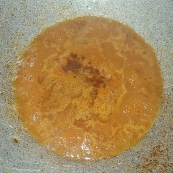 Tumis bumbu halus dengan sedikit minyak.