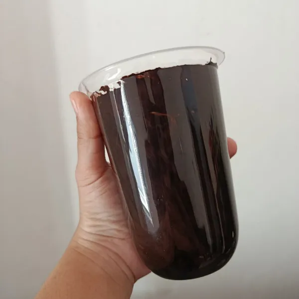 Jika coklat sudah meleleh, siapkan cup. kemudian oleskan coklat ke dalam cup, lalu masukkan  ke dalam freezer hingga beku.