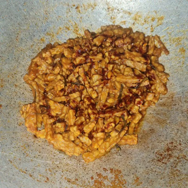 Tambahkan kecap manis secukupnya, masak hingga matang.