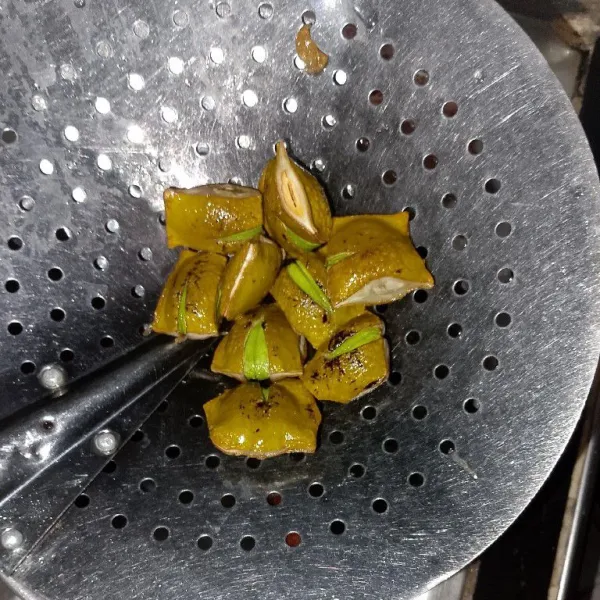 Setelah itu, goreng juga petai hingga kuning kecoklatan