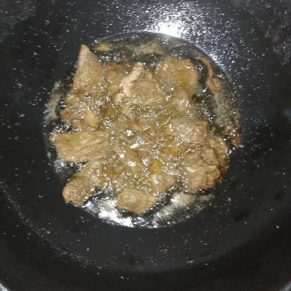 Goreng daging dendeng hingga kecoklatan dan masak merata