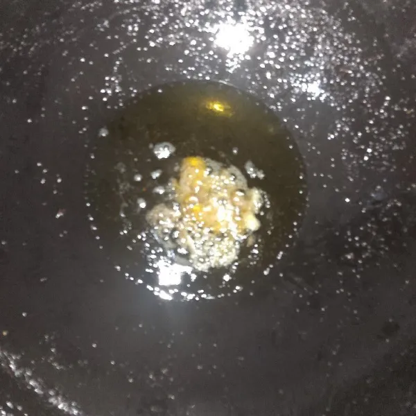 Kurangi minyak bekas goreng dendeng tadi, kemudian tumis bawang merah sampai layu.