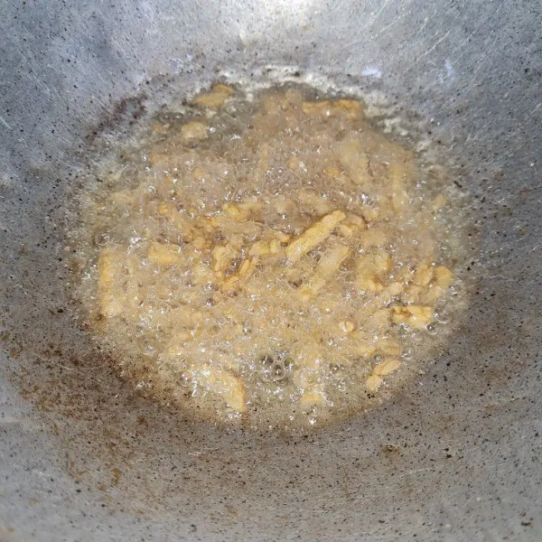 Goreng tempe sampai kuning kecokelatan.