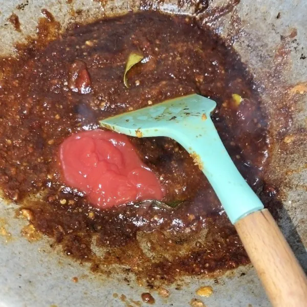Tambahkan sos pedas dan saos tomat, aduk rata.