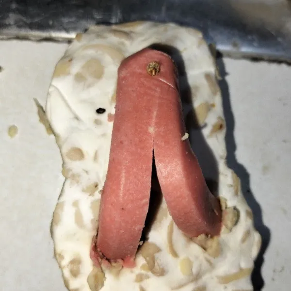 Kemudian, letakkan sosis diatas tempe menyerupai japitan sandal.