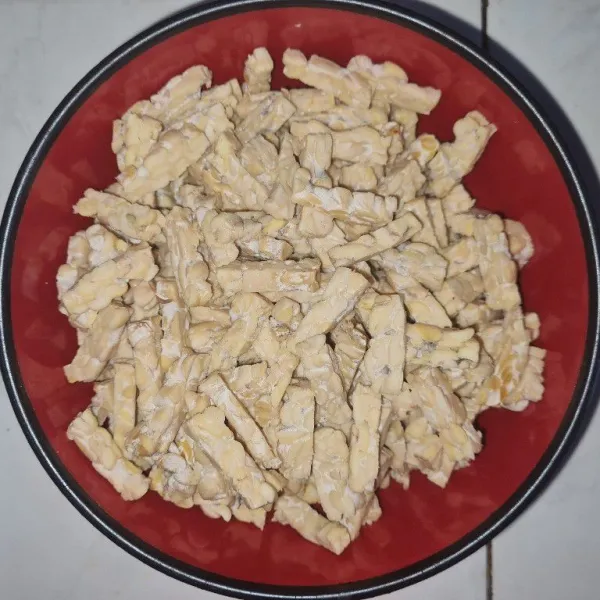 Iris tempe tipis-tipis memanjang.