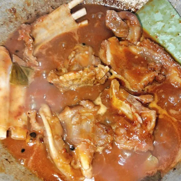 Masak hingga bumbu mengental dan matikan api.