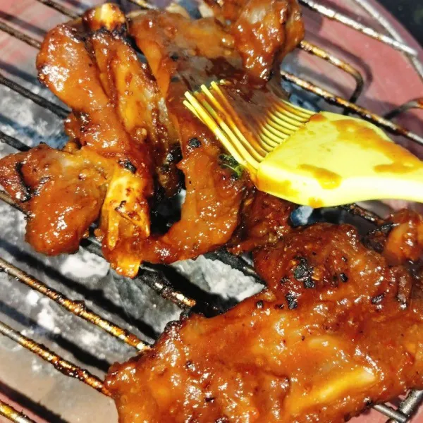 Ambil iga, kemudian bakar hingga sedikit kehitaman, tiriskan.