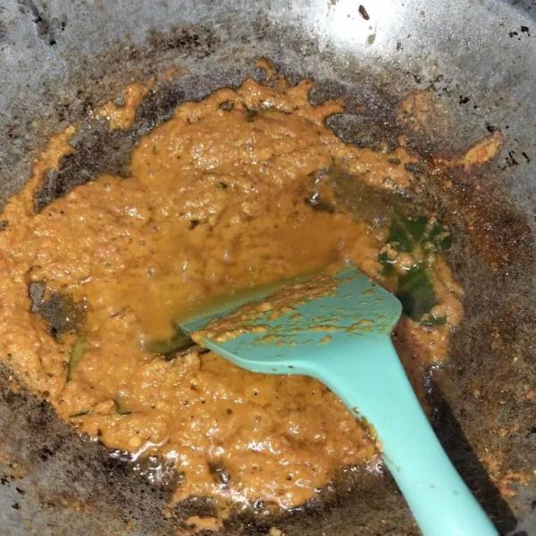 Tumis bumbu halus, masukkan lengkuas, daun salam, dan daun jeruk aduk rata