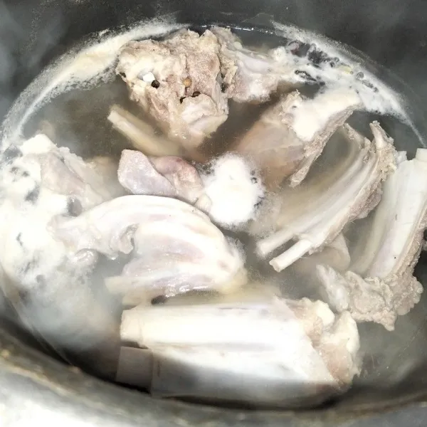 Rebus daging dengan presto tambahkan kapulaga, cengkeh, pala, bunga pekak, dan daun salam. Rebus hingga empuk ±20 menit