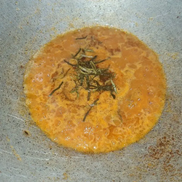 Masukkan garam, gula merah, kaldu bubuk, dan daun jeruk yang sudah di iris tipis.