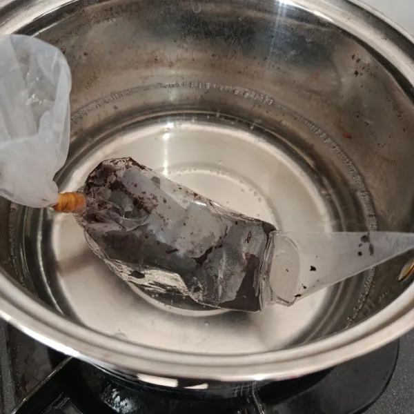 Didihkan air, Lelehkan coklat, lalu matikan kompor.