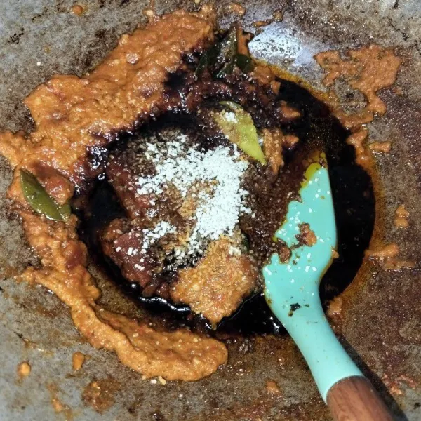 Tambahkan saos tiram, kecap manis, kecap asin, kecap inggris, kaldu jamur, dan garam aduk rata