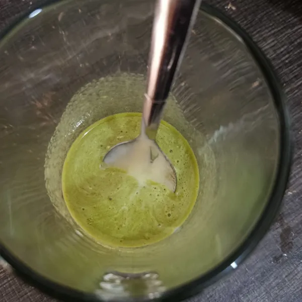 Seduh matcha dengan air panas, lalu tambahkan susu kental manis, aduk rata.
