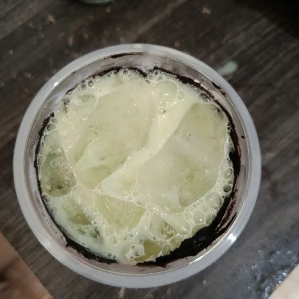 Jika coklat sudah beku, keluarkan dari freezer. masukkan es batu dan tuang matcha yang sudah di seduh tadi. Cracking drink siap di sajikan.