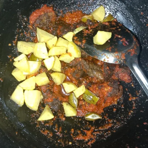 Matikan api kompor, tambahkan kentang  petai dan dendeng yg sudah di goreng ke dalam cabe yg telah di masak, kemudian aduk hingga rata.