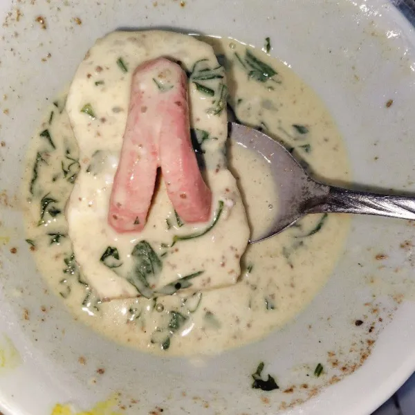 Celupkan tempe kedalam adonan.