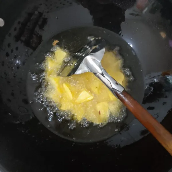 Goreng kentang hingga matang, kuning kecoklatan, setelah masak ,kemudian tiriskan
