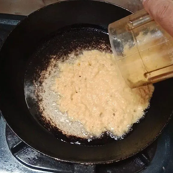 Tumis bumbu yang sudah dihaluskan.