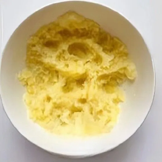 Kukus 200 gr kentang yang sudah dikupas, lalu haluskan