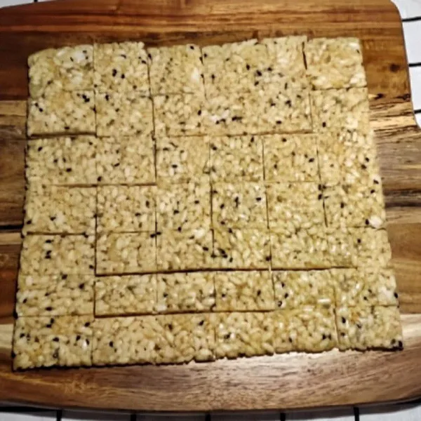 Setelah beku, keluarkan dan potong nasi tipis menjadi kotak-kotak kecil