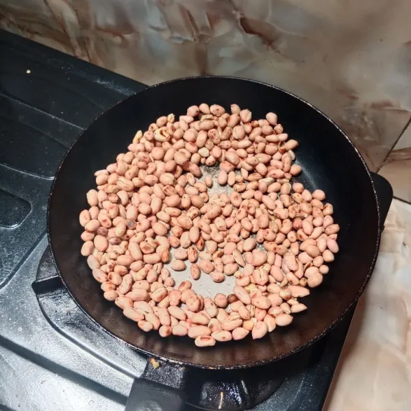 Sangrai kacang tanah sampai kecokelatan.