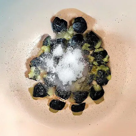 Masukkan blueberry ke panci, hancurkan sedikit. Tambahkan 20 gr gula, aduk rata. Masak dengan api sedang hingga mendidih, kecilkan api, aduk terus hingga mengental. Masukkan 2 gr air lemon, aduk rata, dinginkan